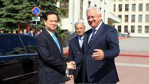 Thủ tướng M. Myasnikovich đón chào Thủ tướng Nguyễn Tấn Dũng